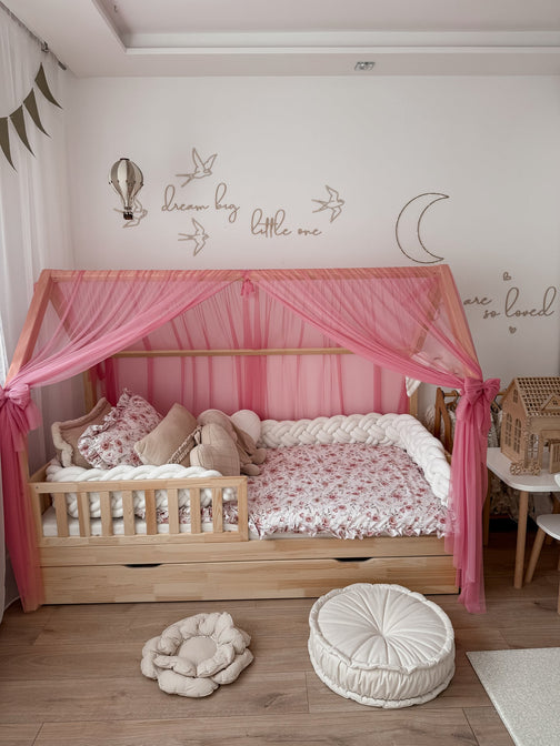 Tüllhimmel mit Rüsche für ein Betthaus