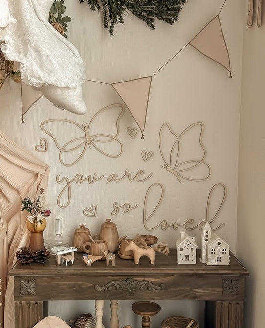 Schmetterlingsset aus Holz mit dem Text „Du wirst so geliebt“