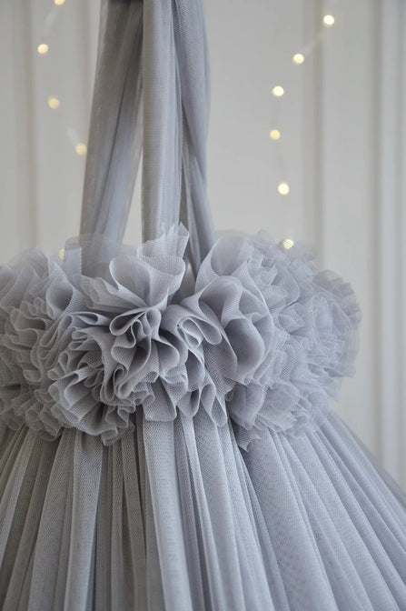 Baldachin aus Tüll mit Pompons