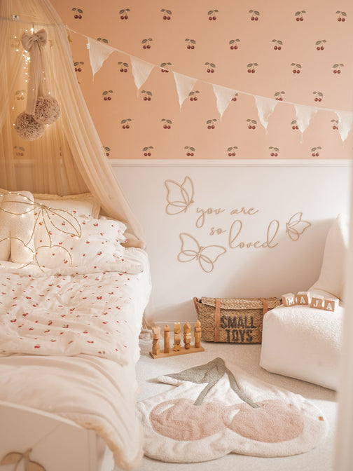 Schmetterlingsset aus Holz mit dem Text „Du wirst so geliebt“