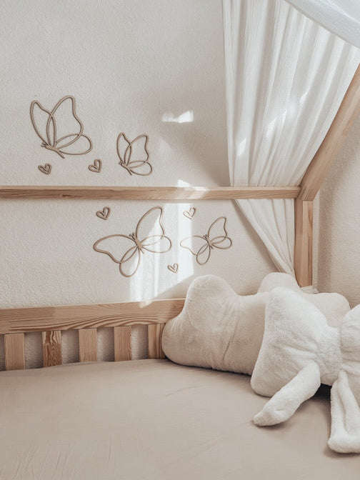 Schmetterlinge und Herzen Wanddekoration aus Holz