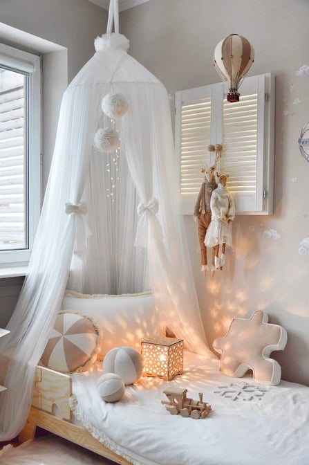 Baldachin aus Tüll mit Pompons