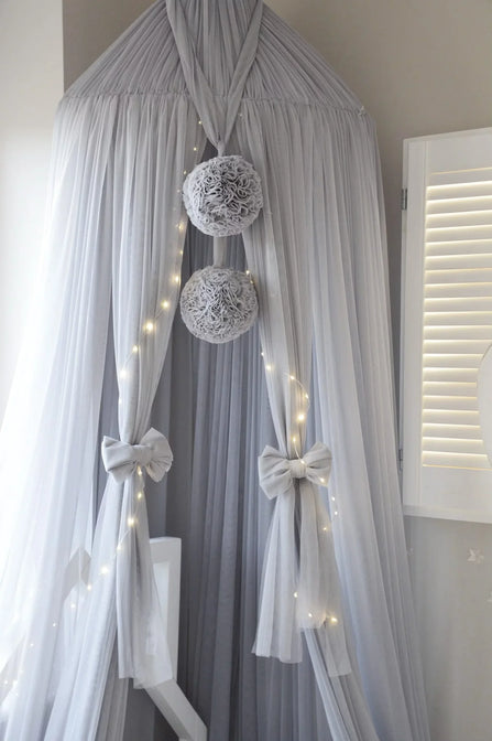 Baldachin aus Tüll mit Pompons