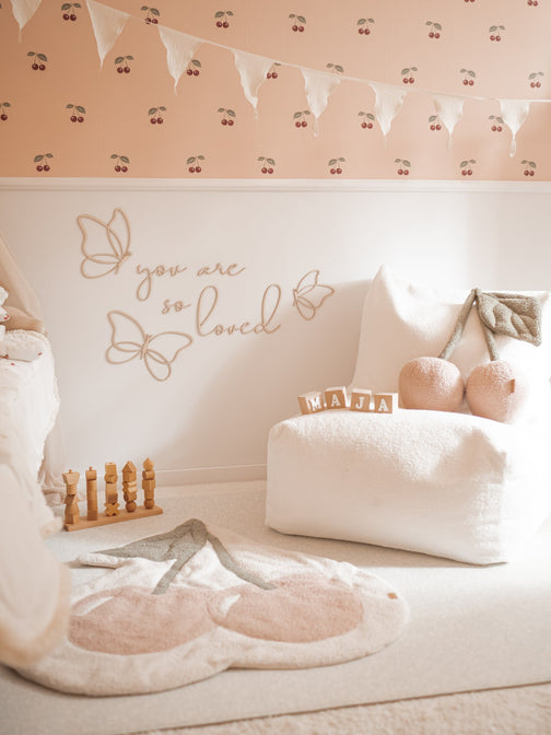 Schmetterlingsset aus Holz mit dem Text „Du wirst so geliebt“