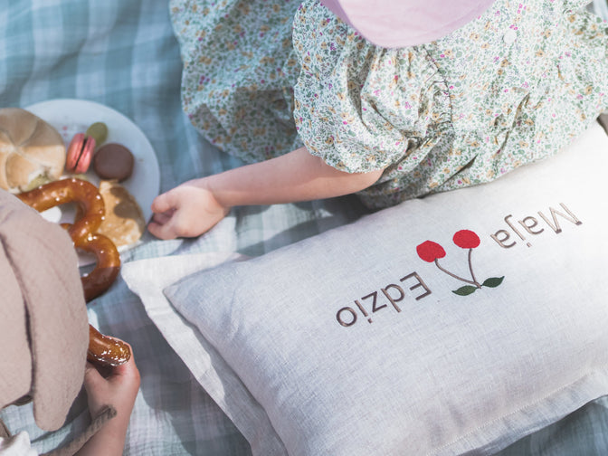 Naturleinenkissen mit gerader Kante – mit gesticktem Namen