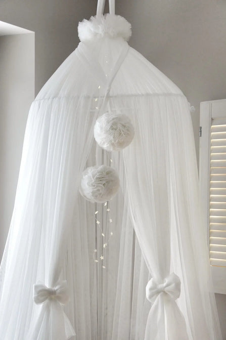 Baldachin aus Tüll mit Pompons