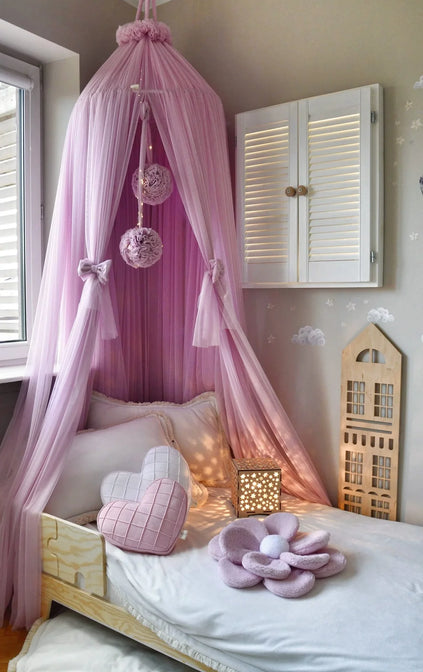 Baldachin aus Tüll mit Pompons