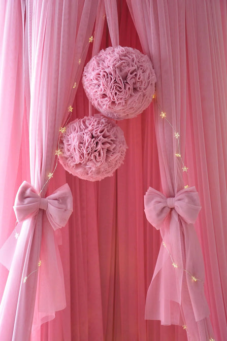 Baldachin aus Tüll mit Pompons