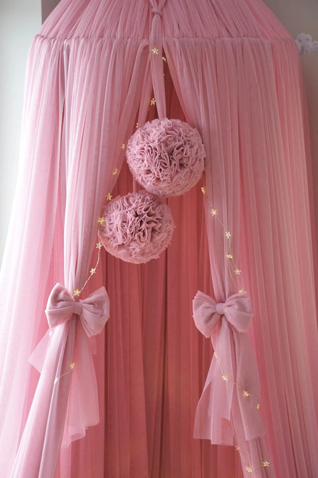 Baldachin aus Tüll mit Pompons