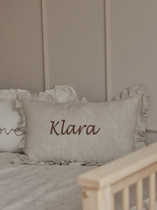 Leinenkissen Natur mit Rüschenrand - mit gesticktem Namen
