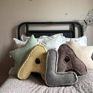 Buchstabenkissen Rippe blaubeergrau