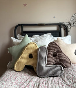 Buchstabenkissen Rippe blaubeergrau