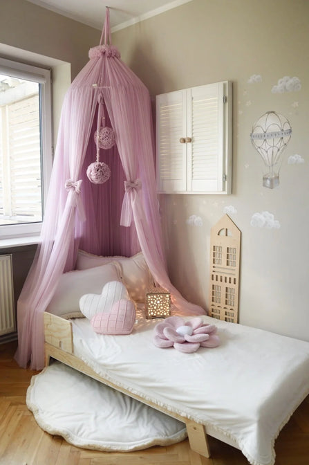 Baldachin aus Tüll mit Pompons